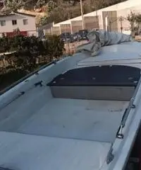 Lancia in vetroresina con motore