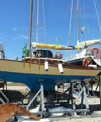 Deliziosa barca a vela in legno di mogano