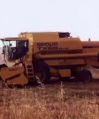 Mietitrebbia NEW HOLLAND TX68 plus Seminuova 1999 Mietitrebbia NEW HOLLAND TX68 plus Seminuova 1999