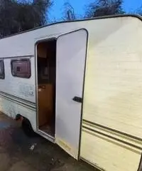 Roulotte 5,20MT,4 posti letto,tenuta bene Roulotte 5,20MT,4 posti letto,tenuta bene