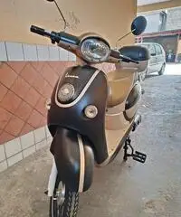 scooter elettrico da vetrina vedi foto bel modello vespa