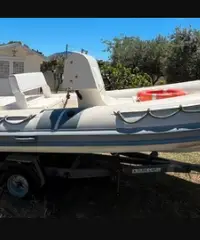 Gommone con motore