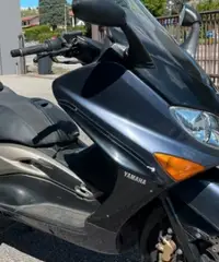 Yamaha T Max - 2004