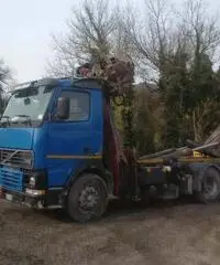 Autocarro Volvo FH 12 420 cv con gru e scarrabile da 20 TON