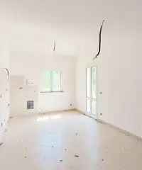 Trilocale al piano seminterrato con pertinenze