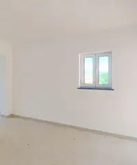 Trilocale al piano seminterrato con pertinenze