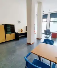 Negozio con deposito