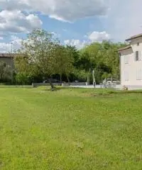 Villa Bifamiliare con giardino 5000 mq a Fidenza Villa Bifamiliare con giardino 5000 mq a Fidenza