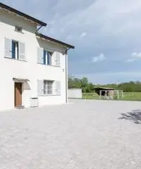Villa Bifamiliare con giardino 5000 mq a Fidenza Villa Bifamiliare con giardino 5000 mq a Fidenza