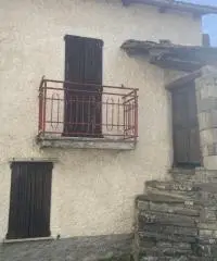 Rustico con accessori e terreno 9 ha