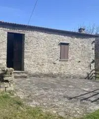 Rustico con accessori e terreno 9 ha