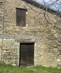 Rustico con accessori e terreno 9 ha