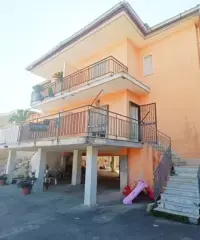 Porzione di bifamiliare 2 livelli, Destra Volturno Porzione di bifamiliare 2 livelli, Destra Volturno