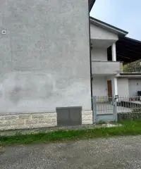 Casa indipendente con doppio garage in centro a Medesano