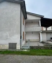 Casa indipendente con doppio garage in centro a Medesano