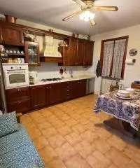 Casa indipendente con doppio garage in centro a Medesano