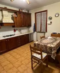 Casa indipendente con doppio garage in centro a Medesano