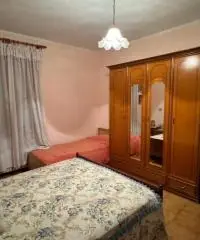 Casa indipendente con doppio garage in centro a Medesano