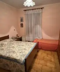 Casa indipendente con doppio garage in centro a Medesano