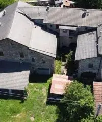 Casale in sassi risalente al 1500 con giardino