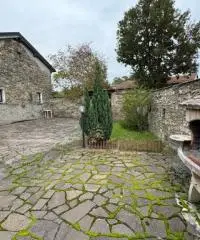 Casale in sassi risalente al 1500 con giardino