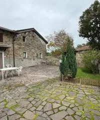 Casale in sassi risalente al 1500 con giardino