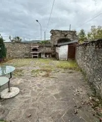 Casale in sassi risalente al 1500 con giardino