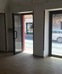 NEGOZIO COSSATO FRONTE STRADA