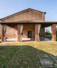 Rustico ristrutturato indipendente con parco a Fontanellato (PR)