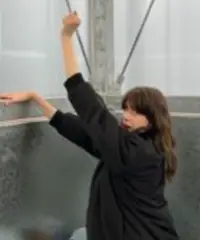 Sono solare e allegra. Molto semplice e auto ironica.