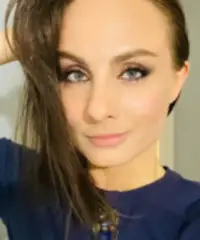 Sono spontanea, socievole, spirituale. Mi piace tutto ciò che crea un sorriso.