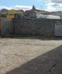 Complesso commerciale con cortile e pertinenze