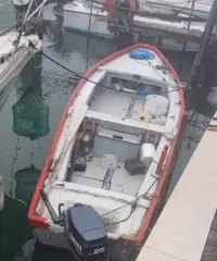Barca di compensato vetroresinata a fondo piatto Barca di compensato vetroresinata a fondo piatto