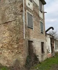 Rustico indipendente con stalla antica e giardino a Fontevivo