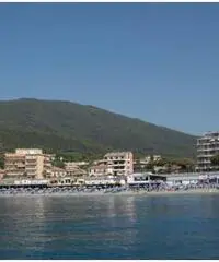 Deiva marina sulla passeggiata a mare
