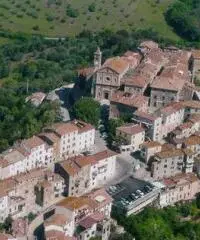 Un bel paesino nel cuore della Toscana, vicino al Mar Tirren