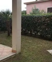 BILOCALE CON GIARDINO GOLFO ARANCI 230 METRI DA SPIAGGIA