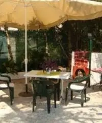 Villetta immersa nel verde a due passi dal mare Villetta immersa nel verde a due passi dal mare