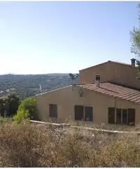 Casa indipendente 220 mq con 3 ettari di terreno Casa indipendente 220 mq con 3 ettari di terreno