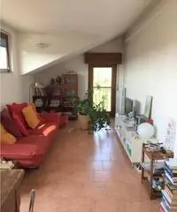 Mansarda trilocale con giardino e posto auto