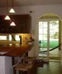 VENDESI VILLA INDIPENDENTE A CALDERINO