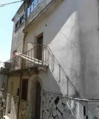 Due appartamenti e locale commerciale