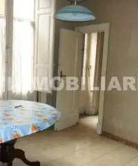 via Etnea zona borgo 4 vani+ammezzato in palazzo storico