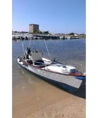 Barca tipo gozzo con fuoribordo yamaha