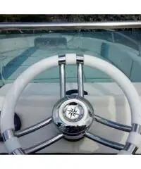 Barca a motore