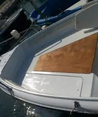 Barca Tonnetto metri 5,90 bianco motore fuoribordo Yamaha 40/60 Barca Tonnetto metri 5,90 bianco motore fuoribordo Yamaha 40/60