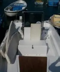 Barca Tonnetto metri 5,90 bianco motore fuoribordo Yamaha 40/60 Barca Tonnetto metri 5,90 bianco motore fuoribordo Yamaha 40/60