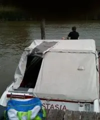 COMODA E CONFORTEVOLE BARCA A MOTORE,  6 POSTI OTTIMO STATO