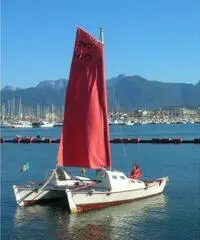 Catamarano per campeggio nautico