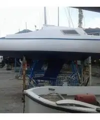 Barca a vela di metri 6 pronta alla boa